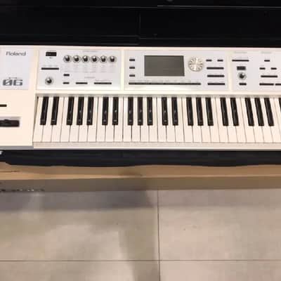 Roland FA-06 SC limited white edition
