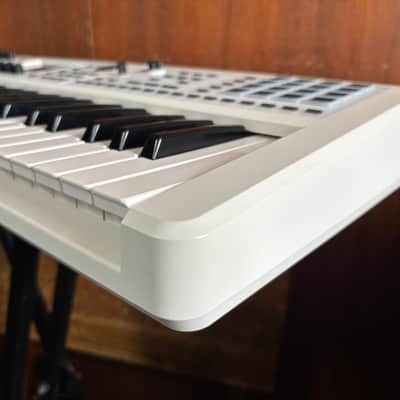 Roland FANTOM-06 Synthesizer Keyboard Limited Edition White w/ gig bag image 6