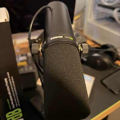 Shure SM7dB Cardioid Dynamic Microphone with Built-In Preamp 2023 - Present - Black image 2