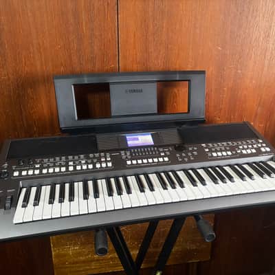 Yamaha PSR-S670 61-key Arranger Workstation w/ bag
