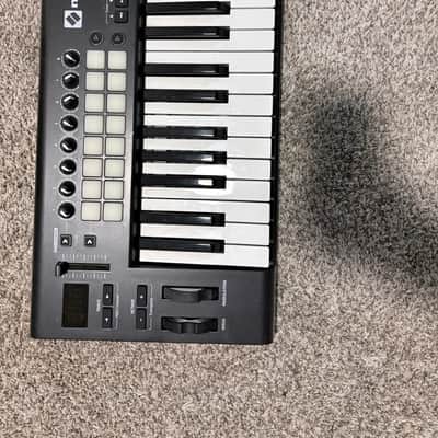 Novation Launchkey 25 MKII MIDI Keyboard Controller 2015 - 2020 - Black with USB-C adapter image 2