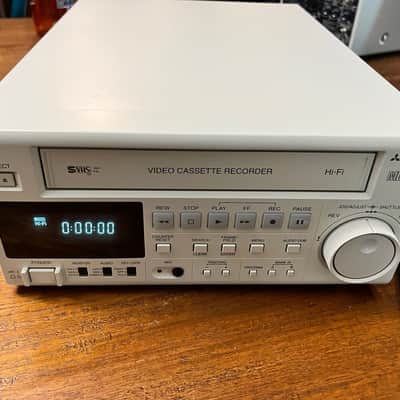 Mitsubishi MD3000 Professional Video Cassette Recorder (Medical Grade, S VHS) 2002-2016 - Off-White/Cream image 3