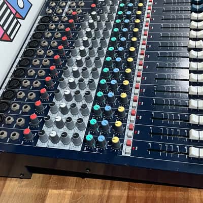 Soundcraft EPM12 12-Channel Mixer - Blue image 3