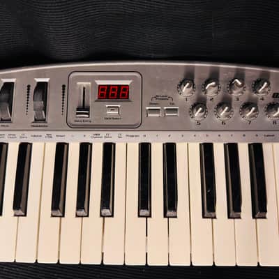 Midiman Oxygen 8 25-Key MIDI Controller Keyboard 2000s Silver image 4