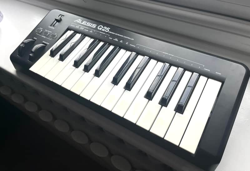 Alesis Q25 25-Key USB MIDI Controller Keyboard