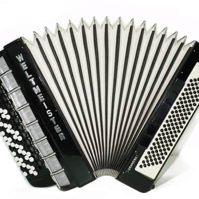 Weltmeister Grandina Button Accordion 120 Bass, made in Germany, 5 Row Bayan B Griff, Straps and Case, 2738 image 3