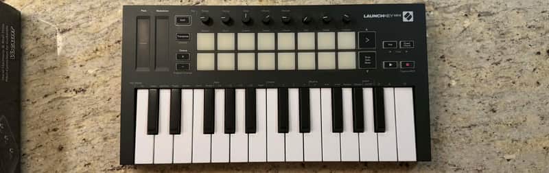 Novation Launchkey Mini MKIII MIDI Keyboard Controller 2019 - Present - Black image 1