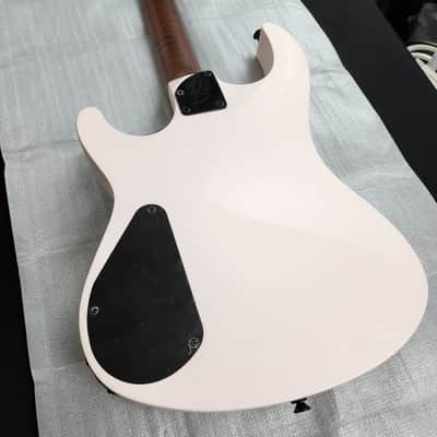 Harley Benton Dullahan-FT 24 Roasted SP Shell Pink Headless Roasted Flame Maple Stainless Frets image 6
