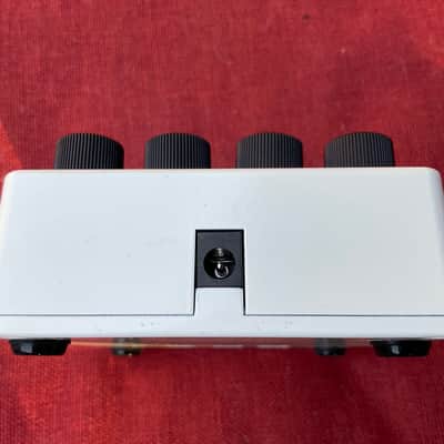 Electro-Harmonix String9 String Ensemble 2022 - Present - White / Brown Graphic image 4