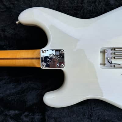 Fender Eric Johnson Stratocaster with Maple Fretboard 2005 - Present White Blonde image 12