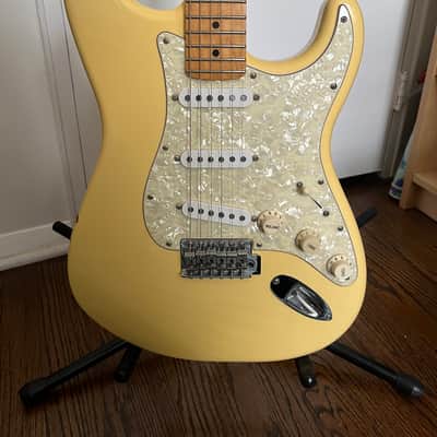 Fender Deluxe Roadhouse Stratocaster with Maple Fretboard 2014 - 2015 - Vintage White image 3