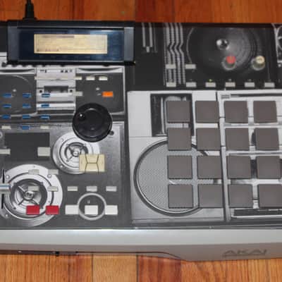 AKAI MPC2000XL, CUSTOM SKIN (REMOVABLE), PERFECT LCD, INTERNAL CF READER, 32MB RAM