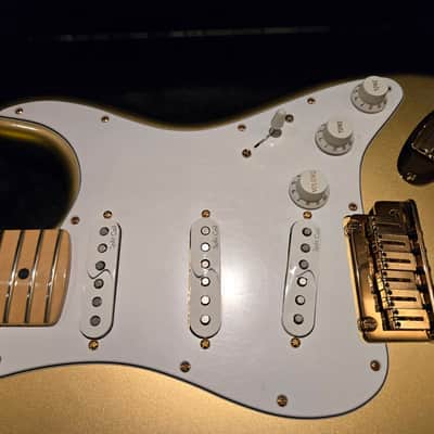 Fender American Stratocaster DeLuxe 2012 - Aztek Gold- Spilt Coil Custom Pickups image 2