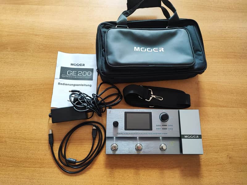 Mooer GE-200 Guitar Multi-Effects Unit including Pedal carrying bag image 1