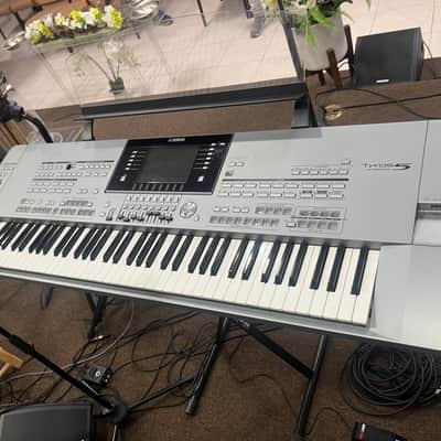 Yamaha Tyros5 61-Key Arranger Workstation Keyboard 2010s - Silver