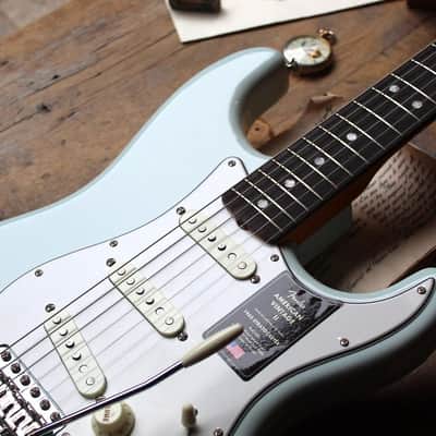 FENDER "American Vintage II 1965 Stratocaster, Round-Lam Rosewood Fingerboard, Sonic Blue" HARDCASE, 3, 69 KG image 19