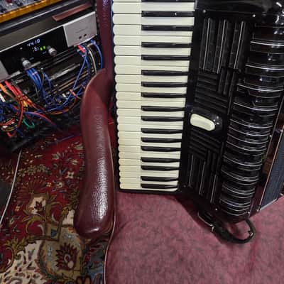 Covella Made In Italy Piano Accordion 41/120 W Straps And Case image 2