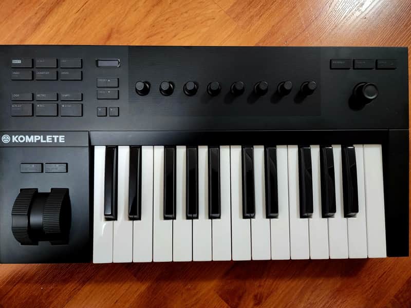 NI Komplete Kontrol A25 MIDI Keyboard – Excellent Condition image 1