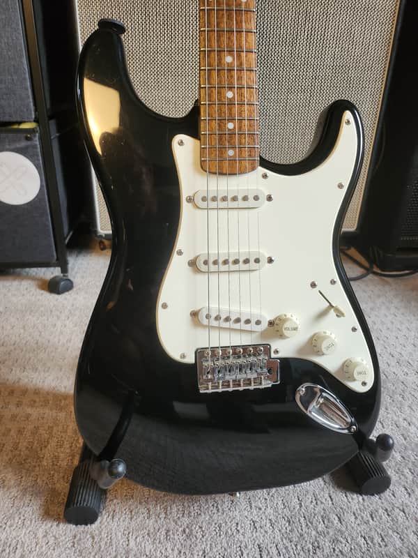 Squier Affinity Series Stratocaster 21-Fret with Rosewood Fretboard 2004 - Black image 1