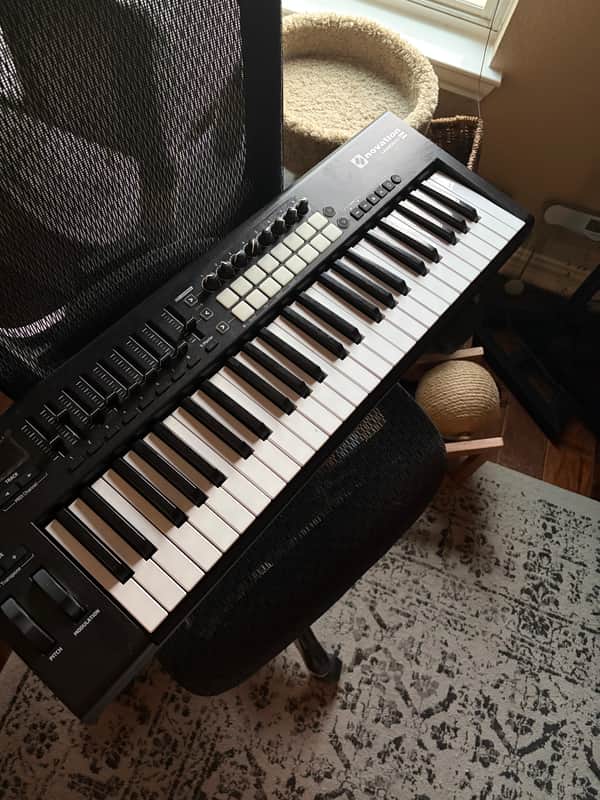 Novation Launchkey 49 MKI MIDI Keyboard Controller 2013 - 2015 - Black image 1