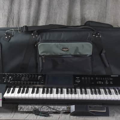 KORG KRONOS 2 61-Key Music Workstation Synthesizer in Excellent Condition