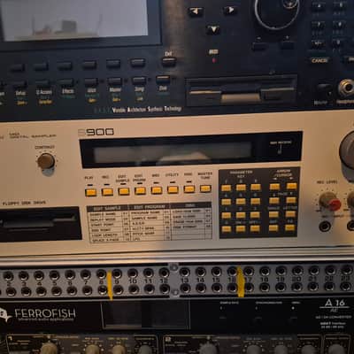 Akai S900 MIDI Digital Sampler 1986 - White