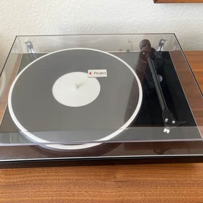 Pro-Ject Debut Carbon Turntable Sumiko Pearl Cartridge + Herbie's Mat Excellent image 1