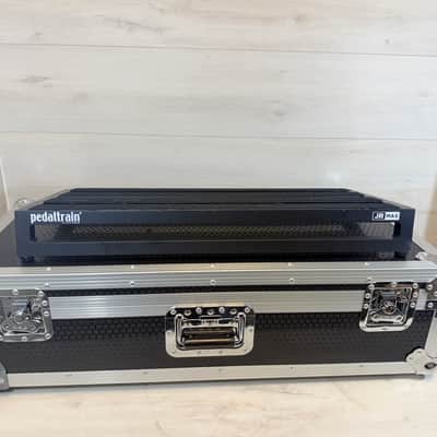 Pedaltrain JR MAX Pedalboard with Tour Case – Lightweight Aluminum Guitar Effects Pedal Board System image 2