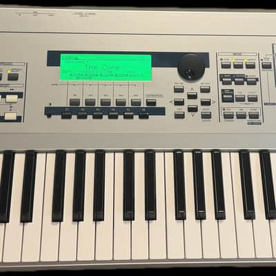 Yamaha MO6 61-Key Synthesizer Workstation by(Complete Original Kit) with bag Made in 2005 in Japan