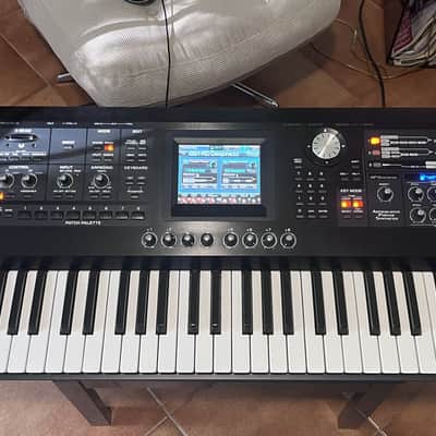 Roland V-Synth GT 61-Key Elastic Audio Synthesizer 2007 - 2009 - Black image 2