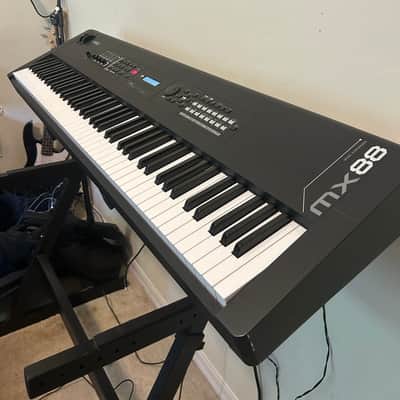 Yamaha MX88 Synthesizer