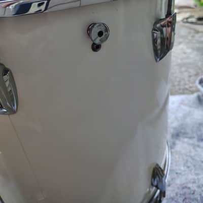 Premier 18"(Diameter)x16"(Depth) Floor Tom 1970's - White Wrap image 7