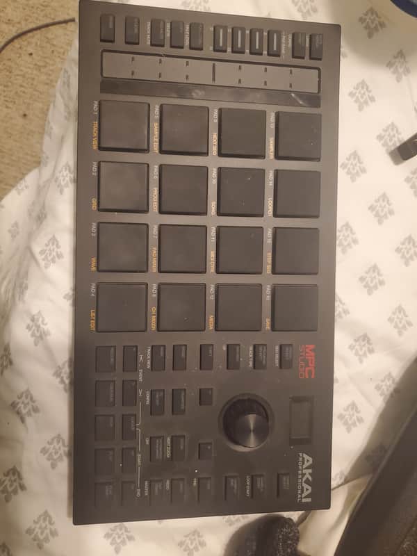 Akai MPC Studio Music Production Controller 2021 - Present - Black image 1