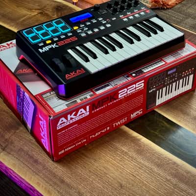 Akai MPK225 - Black