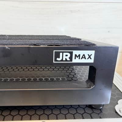 Pedaltrain JR MAX Pedalboard with Tour Case – Lightweight Aluminum Guitar Effects Pedal Board System image 4