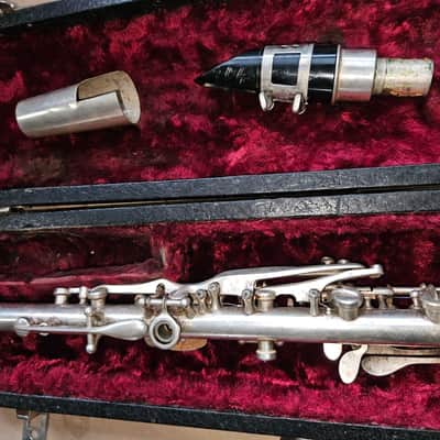 Elkhart Cavalier metal clarinet, USA, Silver-finish with case