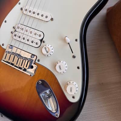 Fender 50th Anniversary American Deluxe Stratocaster 2004 - Sunburst image 3
