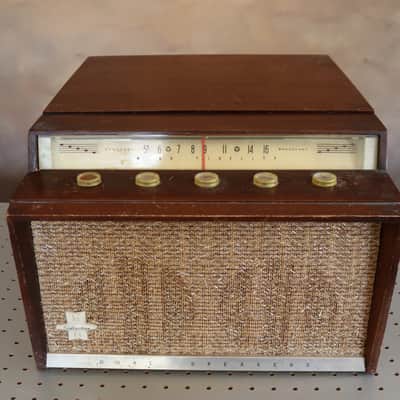 Silvertone Phonograph/Radio, Model 7045A - Non-functional image 2