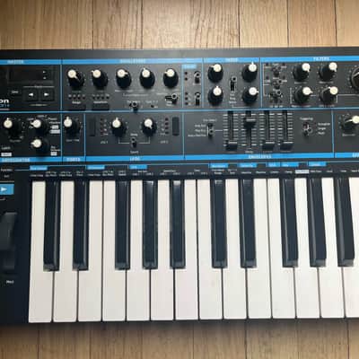 Novation Bass Station II 25-Key Monophonic Synthesizer 2013 - Present - Black