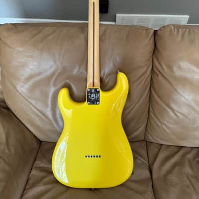 Fender Limited Edition Tom DeLonge Signature Stratocaster 2023 - Graffiti Yellow image 2