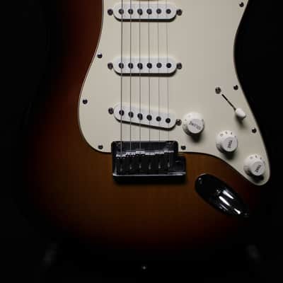 FENDER AMERICAN STRATOCASTER 2002 - 3 TONE SUNBURST image 5
