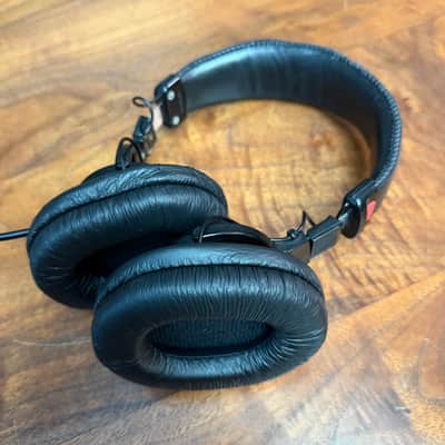 Sony MDR-V6 With New Earpads, Closed Back Studio Reference Headphones image 4