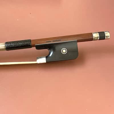 Immagine Excellent Used Bass Bow from the Workshop of Horst Schicker in Germany,Pernambuco Wood,Solid Silver Mountings - 9