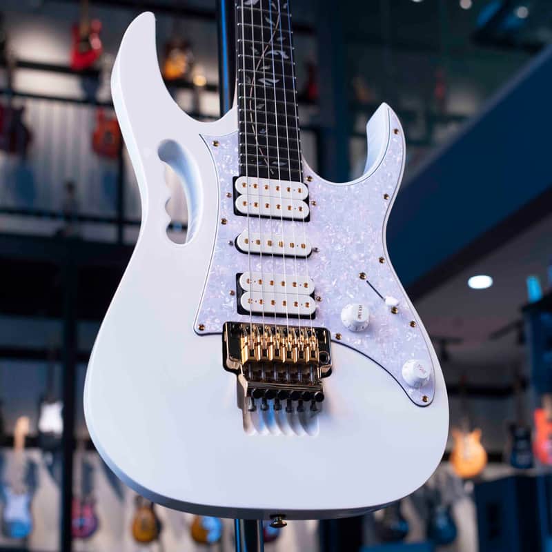 IBANEZ JEM7VP STEVE VAI PREMIUM SIGNATURE WITH CASE AND DIMARIZIO UTOPIA PICKUPS