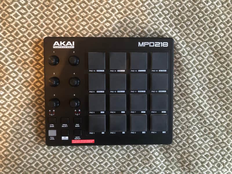 Akai MPD218 2015 - Present - Black image 1