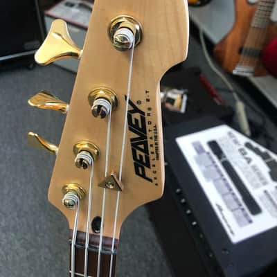 Peavey Axcelerator 2-T Red image 9