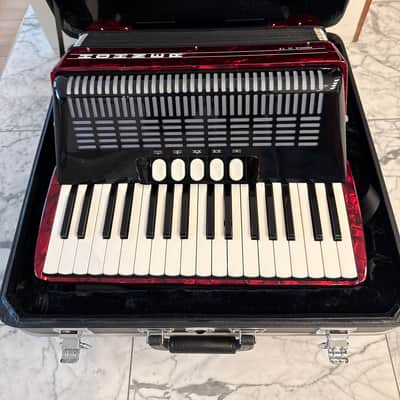 Hohner AMICA III 82 2005 - Red image 1