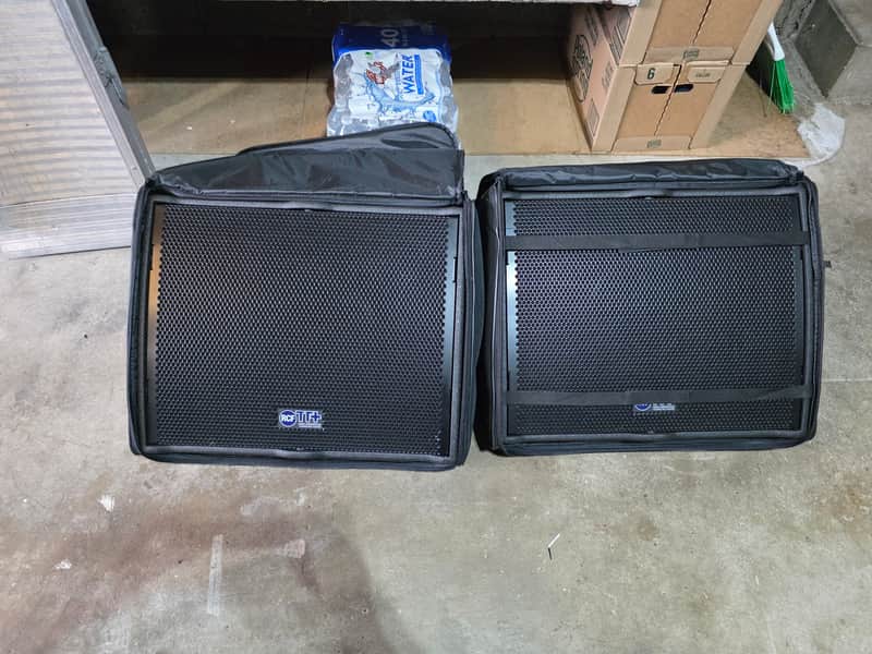 RCF TT25CXA monitors image 1