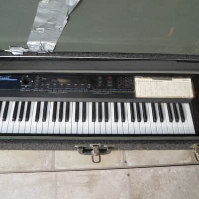 Roland   D-50 Synthesizer WITH HARD CASE 1980's