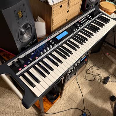 Korg X50 61-Key Music Synthesizer - 2000's - with gig bag